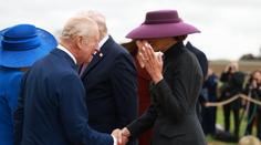 Melania v centru pozornosti. Král Karel III. se jí nemohl podívat do očí