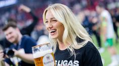 Útočnice se ukázala v extrémně krátkých šatech. Krásná a sexy, píší fanoušci