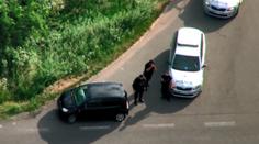 Pacient na útěku unesl auto i s řidičkou. Ujížděl podle předpisů