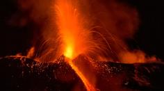 Etna se znovu probudila k životu: Chrlí lávu, popel i dým! VIDEO
