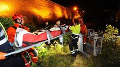 Muž se zřítil z vysokých hradeb. Na místo musela lezecká skupina