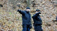 Sebevrah s prostřelenou hlavou utíkal před policisty do lesa