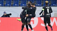 Bláznivý zápas v Linci. Slavia dohrávala v devíti a padla, přesto postupuje