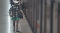 Muž se ukájel v metru. Má poznávací znamení, policie žádá o pomoc