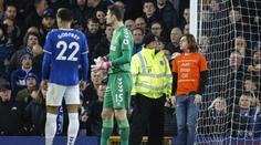 Aktivista se v zápase Premier League připoutal k tyčce, skončil ve vězení