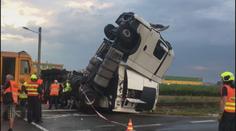 Vlak se u Opavy srazil s kamionem. Deset lidí se zranilo