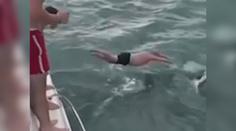 VIDEO: Myslel si, že se nic nestane. Muž kvůli videu skočil za nebezpečnou kosatkou