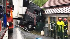 Smrtelná nehoda na Vsetínsku: Kamion naboural rodinný dům