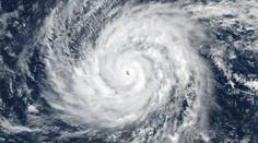 Meteorologové varují před monstrem páté kategorie. Supertajfun Sinlaku začíná řádit