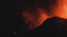 Etna dál chrlí lávu, prach a popel! Erupce přichází krátce za sebou