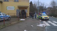 Muž ubodal pokladní, pak sám předstíral, že je obětí přepadení