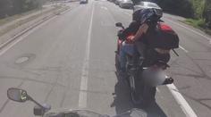 Motorkář se zákazem řízení zběsile ujížděl policii. Zaspal a spěchal k soudu