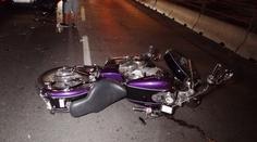 Auto nedobrzdilo a poslalo motorkáře i spolujezdkyni k zemi