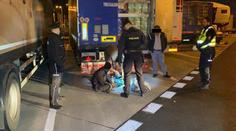 Cesta uprchlíků skončila těsně před Prahou. Policisté je zadrželi na D11