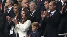 Naštvaný George a těhotná Kate? Královská rodina zářila na fotbale