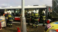 Vážná nehoda! Autobus v Praze narazil do kamionu