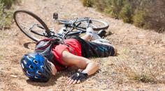Cyklisté, pozor! Na pardubickém mostě někdo natahuje fólii