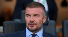 Nešika Beckham. Při stříhání si vyholil kus hlavy. Hrozné, sjela ho Victoria