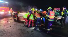Tragická nehoda na Bruntálsku: Tři lidi museli vyprošťovat, mladíkovi už nebylo pomoci