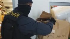Celníci při razii objevili padělky luxusních roušek. Zabavili i další zboží