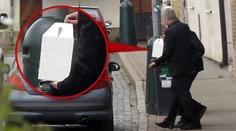 EXKLUZIVNÍ FOTO: Rychtář si nese domů urnu s popelem Ivety Bartošové a zase změnil plán!