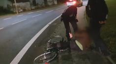 Muž spadl z kola přímo před policisty, nadýchal přes dvě promile
