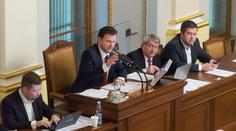 Poslanci si odhlasovali předčasné volno! Čekají je i tučné výplaty