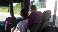 Policejní autobus v akci: Kamioňáci mají nohy nahoře a sledují videa