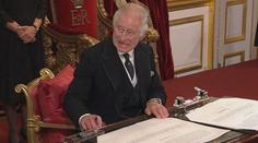 Karel III. se zapsal jako nový král. Z jeho problémů s perem je ale hit internetu