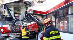 Cestující po nehodě trolejbusu operovali, příčina je stále neznámá