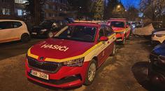 Jeden mrtvý po požáru bytu v Praze. Hasiči museli evakuovat 20 lidí