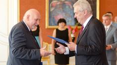 Rychetský státní vyznamenání nedostane. Poškodil republiku, tvrdí Zeman