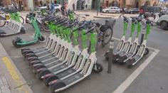 Praha zpoplatní parkování pro elektromobily. Zákaz sdílených koloběžek neprošel