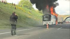 Autobus na dálnici začal hořet za jízdy! Lidé se dostali ven! VIDEO