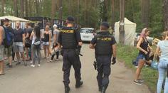 Na Máchově jezeře začíná festival, policisté už stačili zabavit drogy