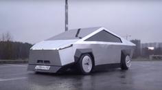 Ruský Cybertruck. Nemá dveře a pod plechem schovává starou Ladu