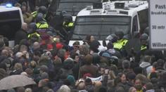 Tisíce Nizozemců přes zákaz protestovaly proti lockdownu. Rozehnala je policie