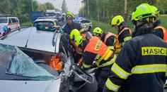 Řidič po noční šichtě usnul za volantem. Při vážné nehodě se zranili i dva mladíci