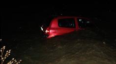 Zfetovaný řidič utekl a schoval se ve vodě. Auto ho následovalo