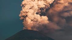 Hrozí erupce sopky Mount Spurr. Naposledy zastavila lety, lidé museli nosit roušky
