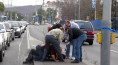 MAZEC! Opilec zastavil auto, URVAL MU DVEŘE a zmlátil ŘIDIČE i POLICISTY!