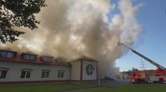 Penzion v Žabini zachvátil požár. S ohněm bojovalo 12 jednotek hasičů
