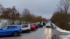 Policie uzavřela vjezd do Špindlerova Mlýna. Lidé museli auta nechat už ve Vrchlabí