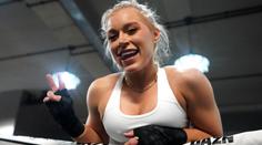 Krásná boxerka opět provokuje! Do fitka ve svatebních šatech, fanoušci šílí
