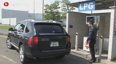 Muž si nechal přestavět na plyn i luxusní porsche