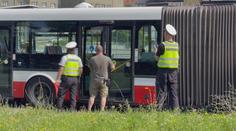 Autobus měl skřípnout seniorku ve dveřích. Bojuje v nemocnici o život