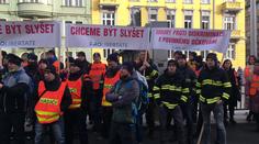 Někteří policisté a hasiči protestují. Nesouhlasí s povinným očkováním