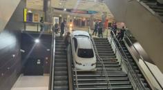 VIDEO: Tudy cesta nevede! S kradeným autem zablokoval vchod do metra