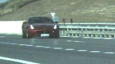 Video: Šílenec ve ferrari se řítil po R1 258 km/h. Komu auto patří?