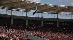 Děsivé i kuriózní. Parašutista narazil do střechy stadionu, zasahovali hasiči